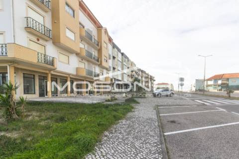 Loja na avenida principal da Praia da Vieira e a pouco metros do areal