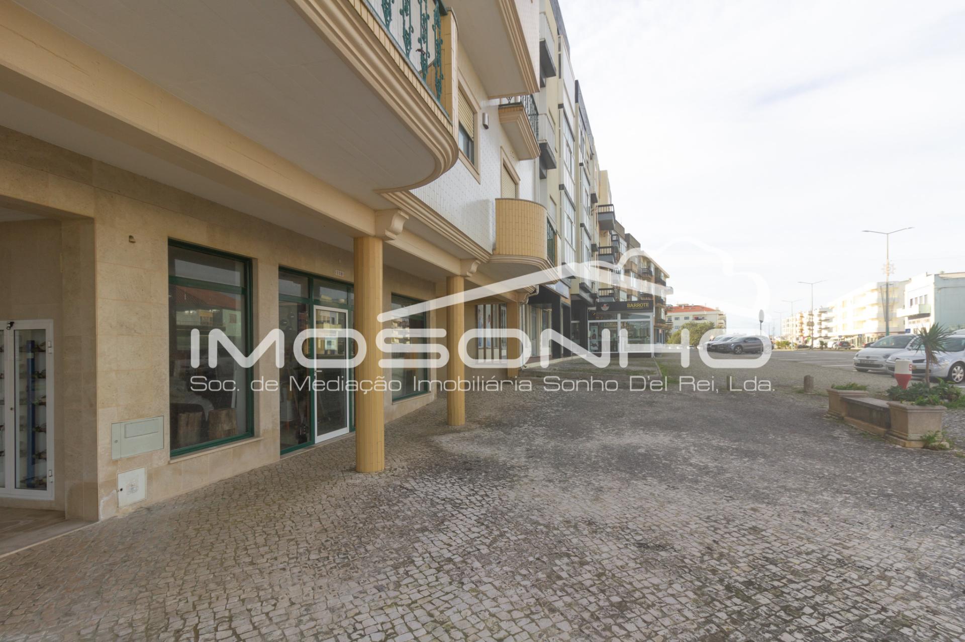 Loja na avenida principal da Praia da Vieira e a pouco metros do areal