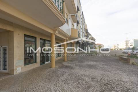 Loja na avenida principal da Praia da Vieira e a pouco metros do areal