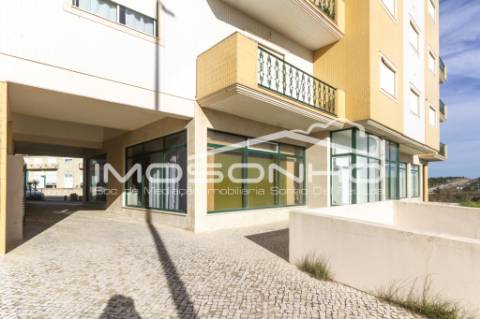 Loja na avenida principal da Praia da Vieira e a pouco metros do areal