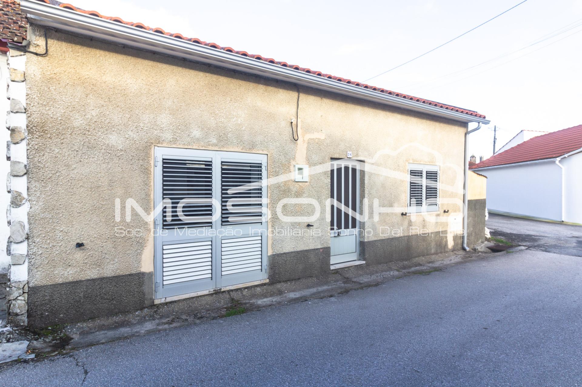 Moradia mobilada, terrea, com pátio e sótão