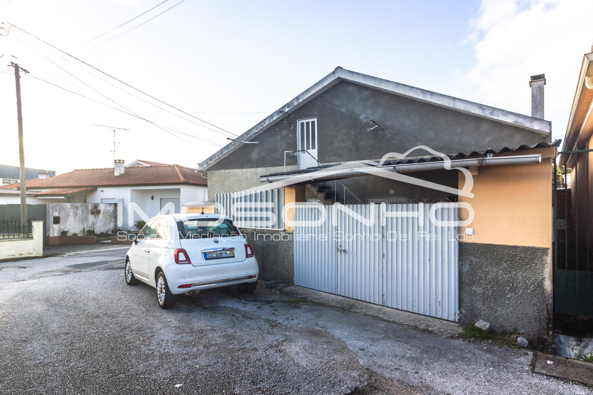 Moradia mobilada, terrea, com pátio e sótão