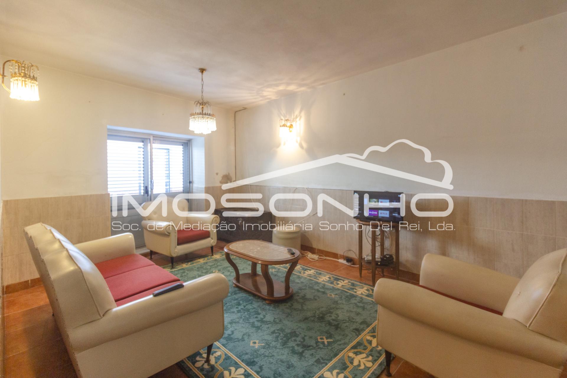 Moradia mobilada, terrea, com pátio e sótão