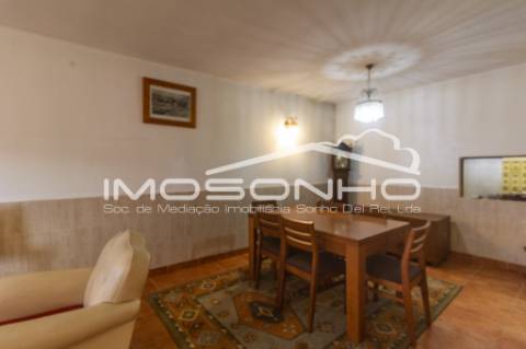 Moradia mobilada, terrea, com pátio e sótão