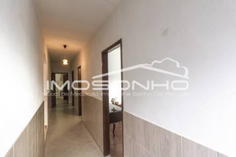 Moradia mobilada, terrea, com pátio e sótão