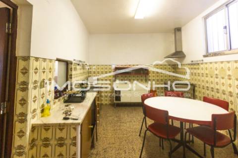 Moradia mobilada, terrea, com pátio e sótão