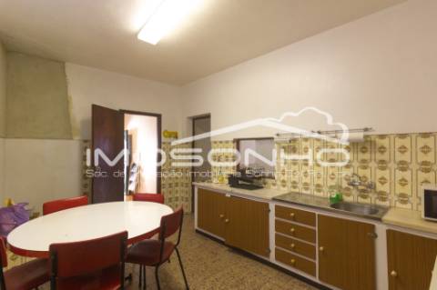 Moradia mobilada, terrea, com pátio e sótão