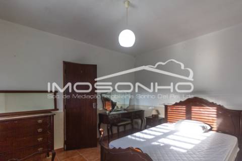 Moradia mobilada, terrea, com pátio e sótão