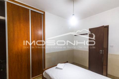 Moradia mobilada, terrea, com pátio e sótão