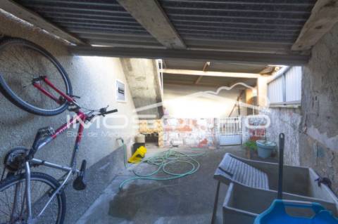 Moradia mobilada, terrea, com pátio e sótão