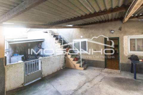 Moradia mobilada, terrea, com pátio e sótão