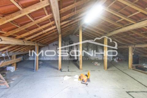 Moradia mobilada, terrea, com pátio e sótão