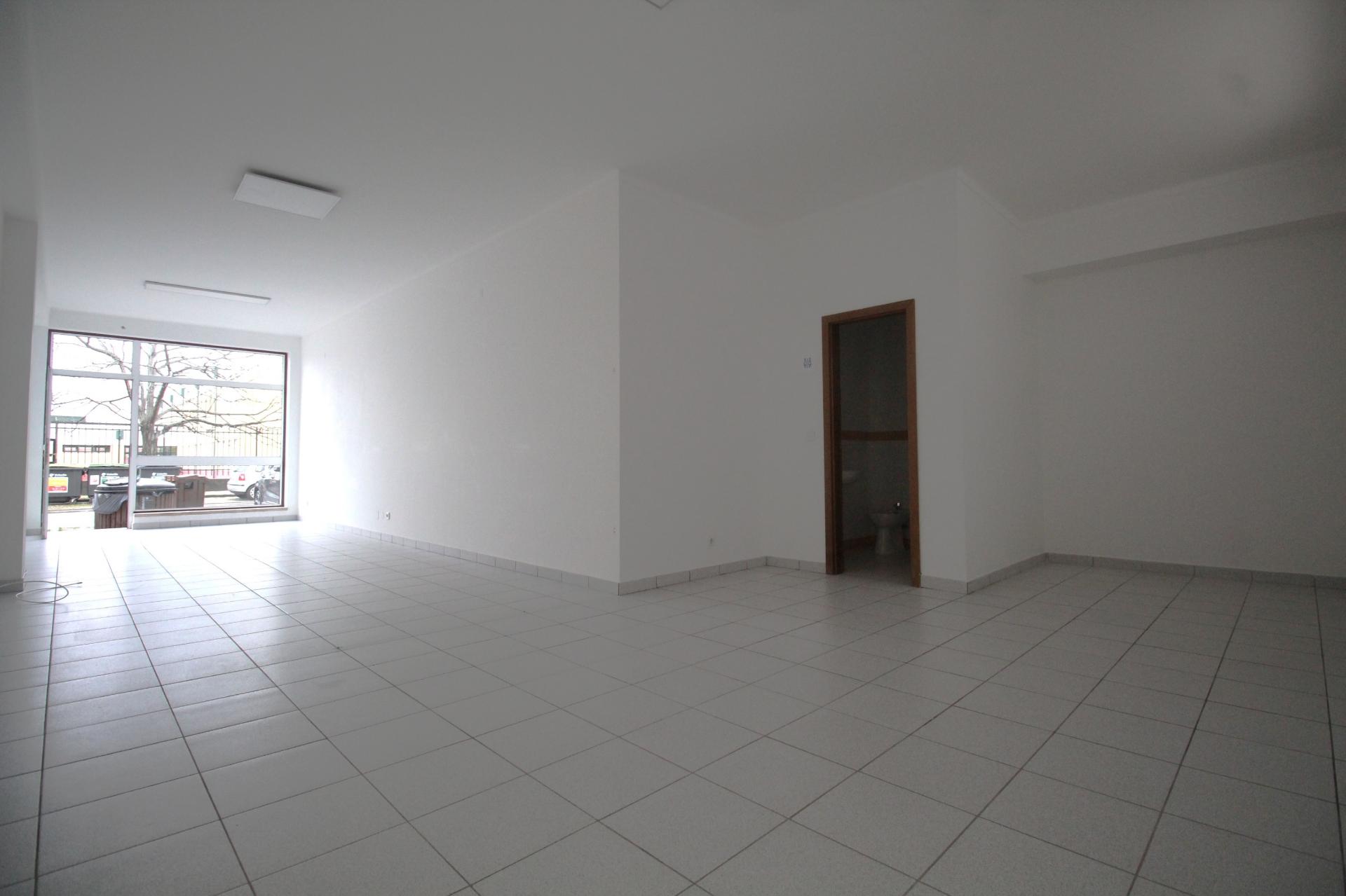 Loja ampla com casa de banho e terraço