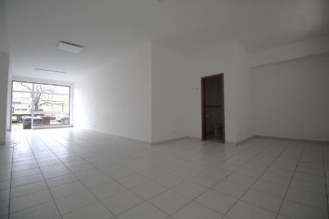 Loja ampla com casa de banho e terraço