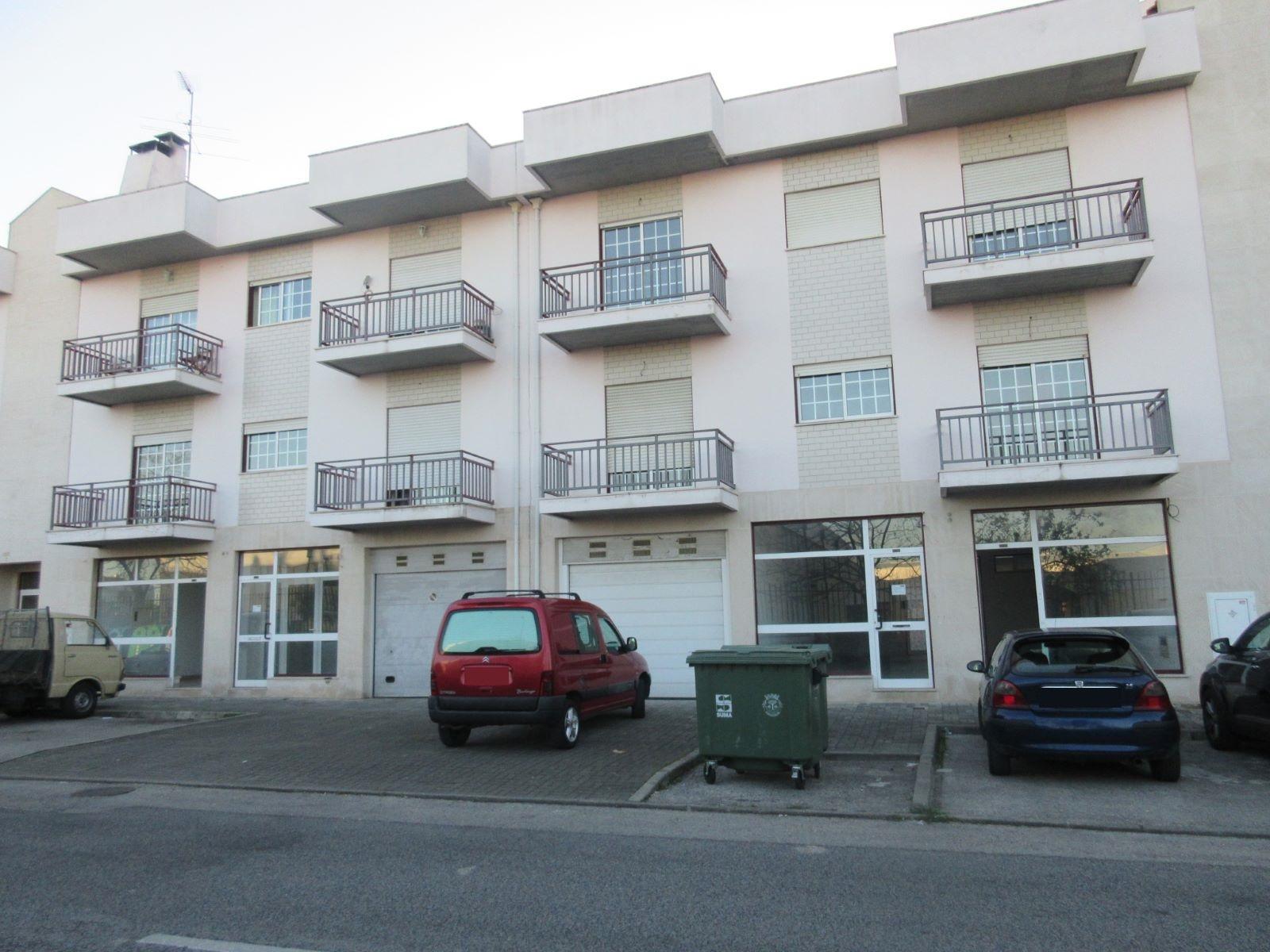 Loja ampla com casa de banho e terraço