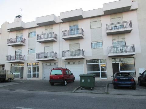 Loja ampla com casa de banho e terraço