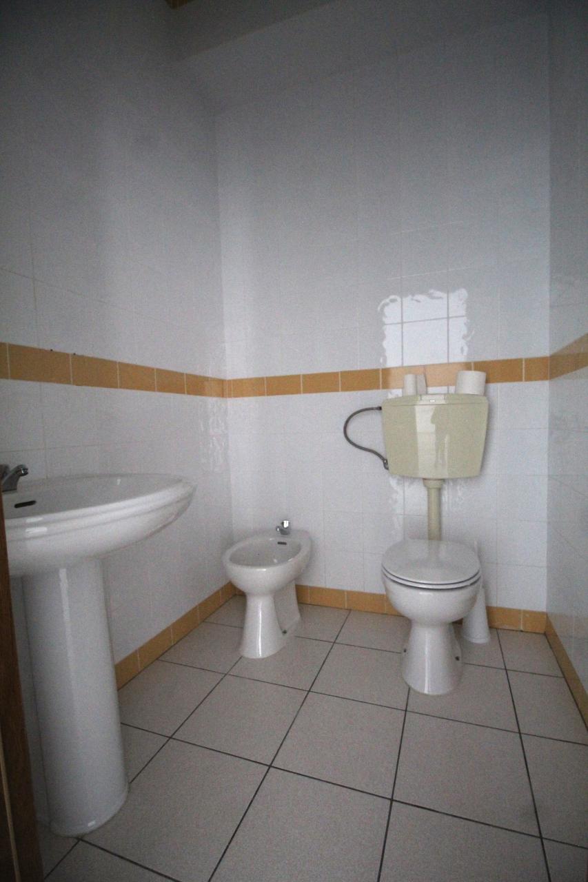 Loja ampla com casa de banho e terraço