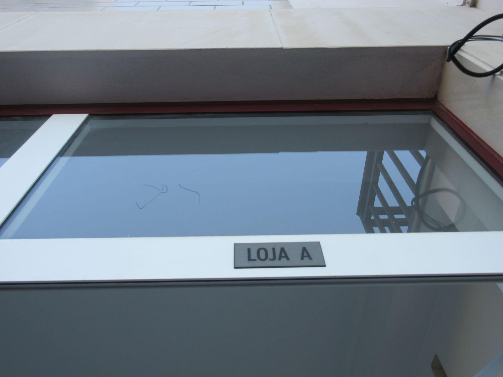 Loja ampla com casa de banho e terraço