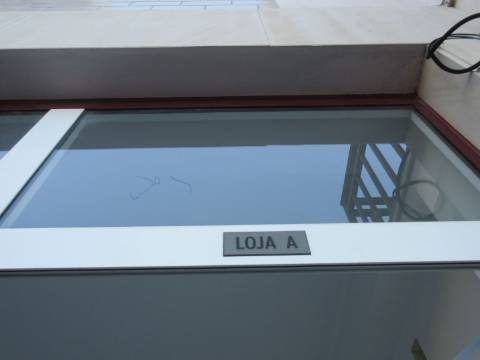 Loja ampla com casa de banho e terraço