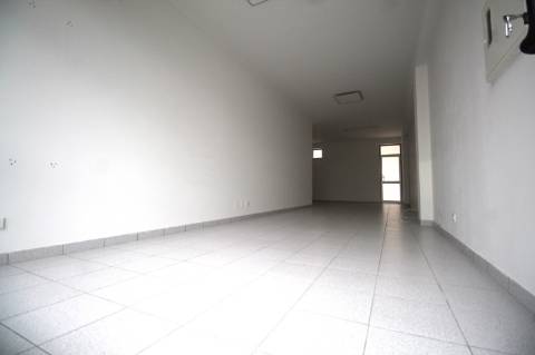 Loja ampla com casa de banho e terraço