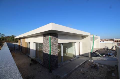 Moradia contemporânea, individual de r/c, numa zona sossegada de moradias