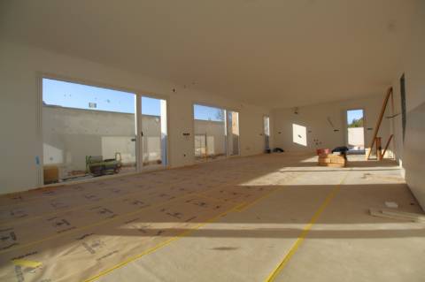 Moradia contemporânea, individual de r/c, numa zona sossegada de moradias