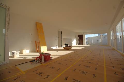 Moradia contemporânea, individual de r/c, numa zona sossegada de moradias