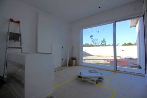 Moradia contemporânea, individual de r/c, numa zona sossegada de moradias