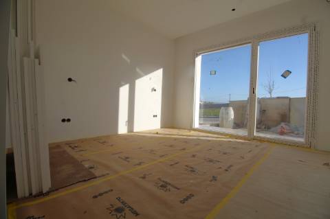 Moradia contemporânea, individual de r/c, numa zona sossegada de moradias