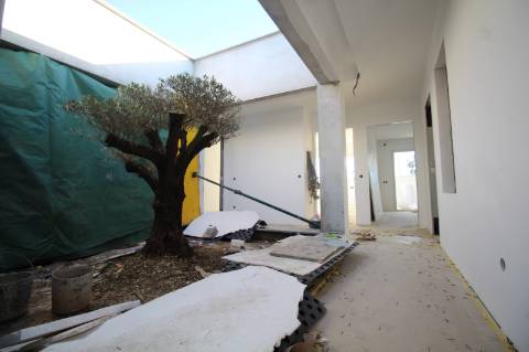 Moradia contemporânea, individual de r/c, numa zona sossegada de moradias