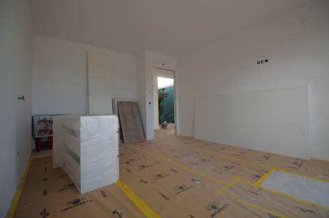 Moradia contemporânea, individual de r/c, numa zona sossegada de moradias