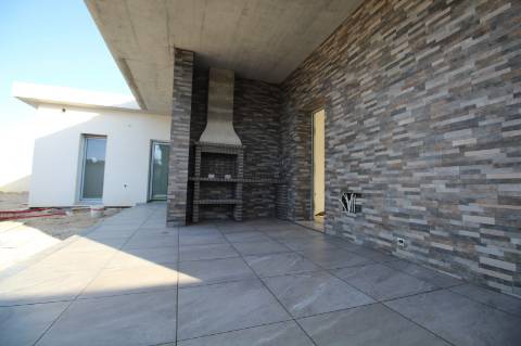 Moradia contemporânea, individual de r/c, numa zona sossegada de moradias