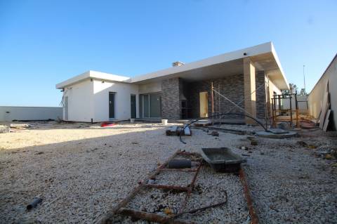 Moradia contemporânea, individual de r/c, numa zona sossegada de moradias