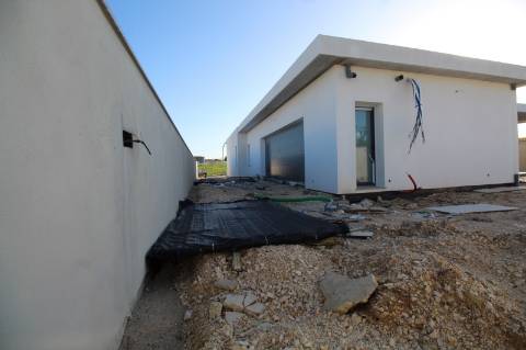 Moradia contemporânea, individual de r/c, numa zona sossegada de moradias