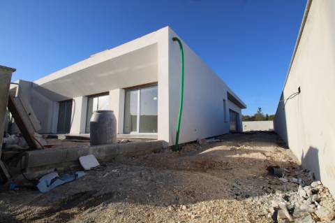 Moradia contemporânea, individual de r/c, numa zona sossegada de moradias