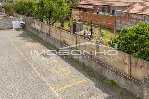 T3 com Lareira, Varanda, Suíte, Pré-instalação de Aquecimento Central e Duplo Estacionamento - Excelente Estado e Luz Natural