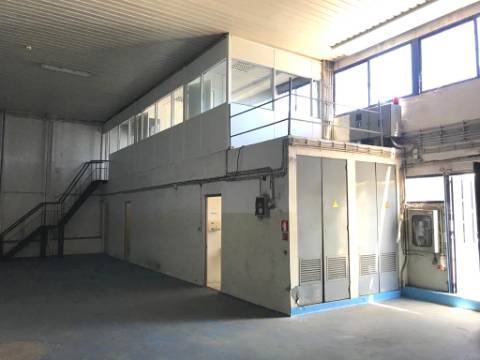 Grande Armazém Maia com 2 logradouros e portão de acesso a TIR