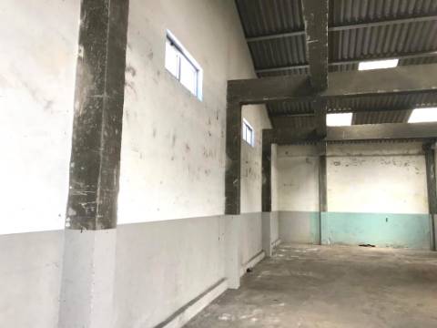 Grande Armazém Maia com 2 logradouros e portão de acesso a TIR