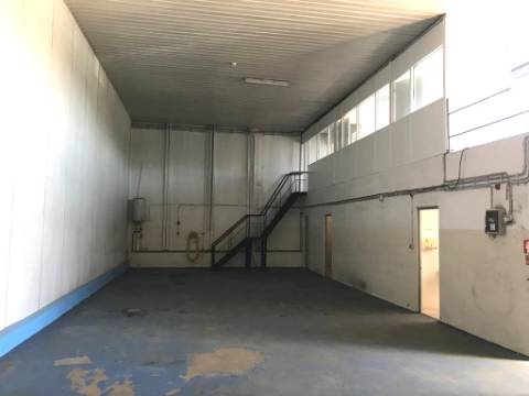 Grande Armazém Maia com 2 logradouros e portão de acesso a TIR