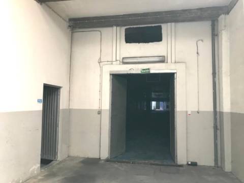 Grande Armazém Maia com 2 logradouros e portão de acesso a TIR