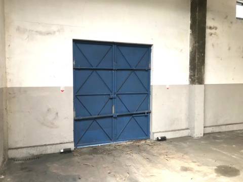 Grande Armazém Maia com 2 logradouros e portão de acesso a TIR