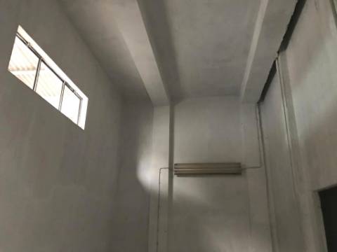 Grande Armazém Maia com 2 logradouros e portão de acesso a TIR