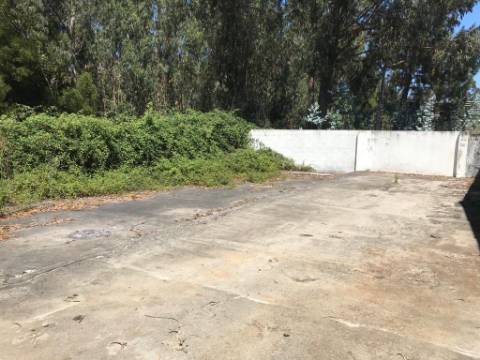 Grande Armazém Maia com 2 logradouros e portão de acesso a TIR