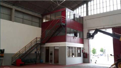 Armazém Leça da Palmeira/Matosinhos com acesso a TIR