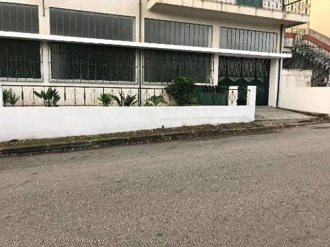 Armazém Cucujães/Aveiro com WC e escritório