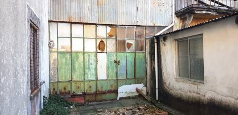 Excelente prédio na ARU Valadares - Junto à Estação Lic. Habitação, comércio.