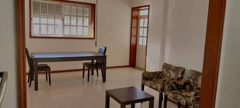 Andar-moradia V1, m,obilado e equipado, transportes e proximo à praia