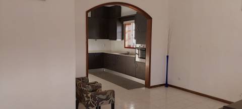 Andar-moradia V1, m,obilado e equipado, transportes e proximo à praia