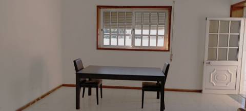 Andar-moradia V1, m,obilado e equipado, transportes e proximo à praia