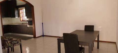 Andar-moradia V1, m,obilado e equipado, transportes e proximo à praia